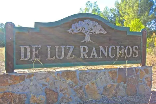 De Luz neighborhood entrance sign in Temecula, California